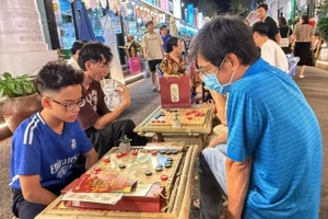 Residents try out traditional folk games at the festival. (Photo: VNA)