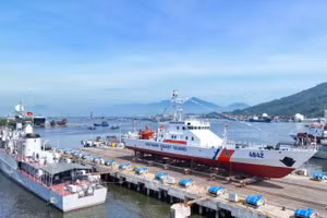 The 12th TT-400 high-speed patrol vessel, numbered CSB 4042, before its launch.