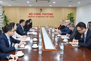 The meeting between Minister of Industry and Trade Le Manh Hung and Canadian Ambassador to Viet Nam Jim Nickel in Ha Noi on May 11. (Photo: moit.gov.vn)