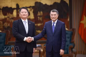 Prime Minister Le Minh Hung receives Governor of Japan’s Yamanashi prefecture Nagasaki Kotaro in Ha Noi on May 11. (Photo: VNA