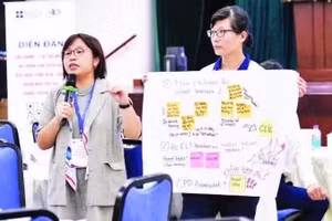 Experts provide knowledge for English teachers at the forum on training and developing teaching staff to effectively implement the introduction of English as a second language in schools.