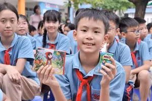 Pupils of Phuong Mai Primary School show their excitement about the “Green Lifestyle – Dynamic Ambassadors for Environmental Protection” contest.