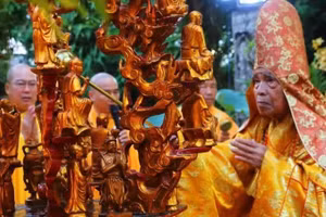 Most Venerable Thich Duc Thanh performed the Buddha bathing ritual.