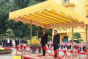 General Secretary of the Communist Party of Viet Nam (CPV) Central Committee To Lam (R) hosts a red-carpet welcome ceremony for First Secretary of the Communist Party of Cuba (CPC) Central Committee and President of Cuba Miguel Díaz-Canel Bermúdez. (Photo: VNA)