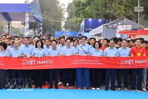 Politburo member, Secretary of the Party Central Committee and Chairman of the Commission for Communication, Education and Mass Mobilisation Trinh Van Quyet (front row, fifth from left), together with delegates, participate in a walk after the launch of All People’s Health Day in Ha Noi on April 5. (Photo: VNA)