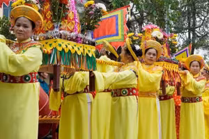Residents of Binh Da carry offerings in procession to Dinh Noi.