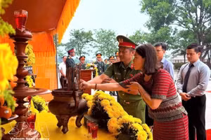 A memorial, funeral and burial service for eight sets of fallen soldiers’ remains is held in Khe Sanh commune, Quang Tri province, on April 24. (Photo: VNA)
