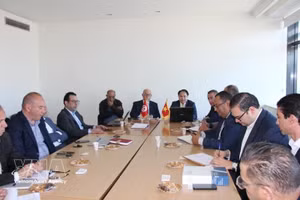 A Vietnam–Tunisia online business matching conference at the headquarters of the Tunisian Union of Industry, Trade and Handicrafts (UTICA) in April 2025. (Photo: VNA)