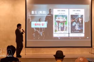 Producer-Director Shin Chang Seok presents the film. (Photo: VNA)