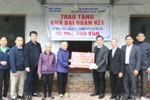 Presenting a “Great Unity” house to the family of Tran Thi Oanh (Hamlet 18, Tra Lu, Xuan Hung Commune).