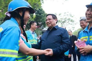 PM Pham Minh Chinh extends Tet greetings to sanitation workers at Yen The Alley on Nguyen Thai Hoc Street. (Photo: VNA)