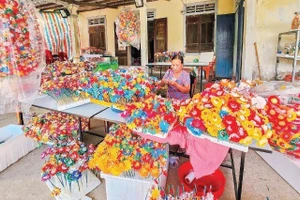 Thanh Tien Village, Phu Mau Commune (Hue City), is well known for its traditional paper-flower craft. (Photo: XUAN DAT)