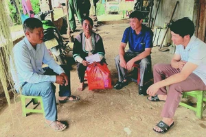 Local leaders of ethnic minority groups remain committed to their communities, regularly informing residents of Party and State policies and laws. (Photo: baolaichau.vn)