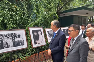 Le Quoc Minh, member of the Party Central Committee, Editor-in-Chief of Nhan Dan Newspaper, Deputy Head of the Party Central Committee’s Commission for Communication and Education, and Chairman of the Viet Nam Journalists Association, Ambassador Rogelio Polanco Fuentes, and delegates visit the documentary photo display area. (Photo: Cuban Embassy)