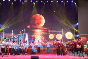 Outstanding performances are presented at the closing ceremony.