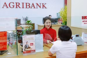Customers conduct transactions at Agribank Thang Long branch. (Photo: KHANH HIEN)