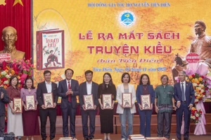 The Nguyen Tien Dien family council presents books to schools at the launch of The Tale of Kieu – Tien Dien Edition.