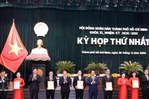 National Assembly Vice Chairman Nguyen Duc Hai (sixth from left) and Ho Chi Minh City leaders present certificates recognising members of the 11th-term municipal People’s Council for the 2026–2031 term. (Photo: VNA)