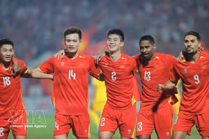 Do Duy Manh (C) celebrates with his teammates after scoring the opening goal in the 6th minute. (Photo: VNA)