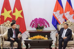 Vice President of the Cambodian People's Party (CPP) and Chairman of the Standing Board of the CPP Central Committee Samdech Say Chhum (R) receives Deputy Minister of Foreign Affairs Nguyen Manh Cuong in Phnom Penh. (Photo: VNA)