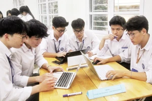 Students at Yen Hoa High School in Ha Noi use AI in learning and research. (Photo: Yen Hoa High School)