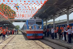 The “Reunification Express” SE4 arrives in Da Nang on the occasion of the Reunification Day. (Photo: VNA)