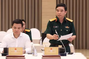 Colonel Le Van Son, Deputy Director of the Social Policy Department under the General Department of Politics of the Viet Nam People's Army answers reporter's questions on July 4. (Photo: VGP)