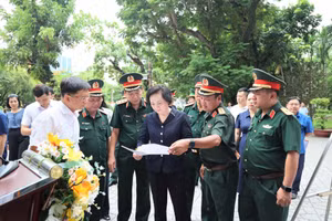 Deputy Prime Minister Pham Thi Thanh Tra listens to reports on the preparations for the launch of a search and recovery operation for the remains of fallen soldiers on July 6 morning at Le Thi Rieng Cultural Park in Ho Chi Minh City. (Photo: qdnd.vn)