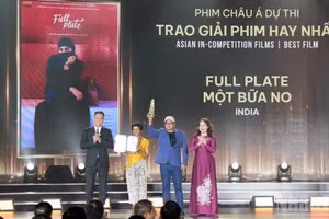 Vice State President Vo Thi Anh Xuan ( first, right) and Da Nang Party Committee Secretary Le Ngoc Quang present the Best Asian Film award to India's Full Plate. (Photo: VNA)