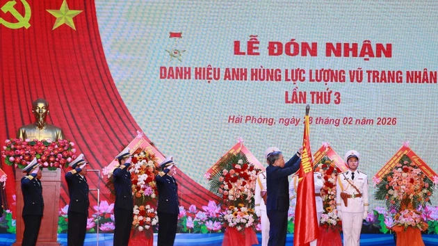 [Photos] Party General Secretary presents title “Hero of the People’s Armed Forces” to the Navy 