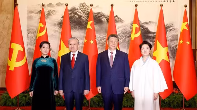 General Secretary and State President To Lam and his spouse, together with General Secretary and President of China Xi Jinping and his spouse, pose for a group photo. (Photo: VNA)