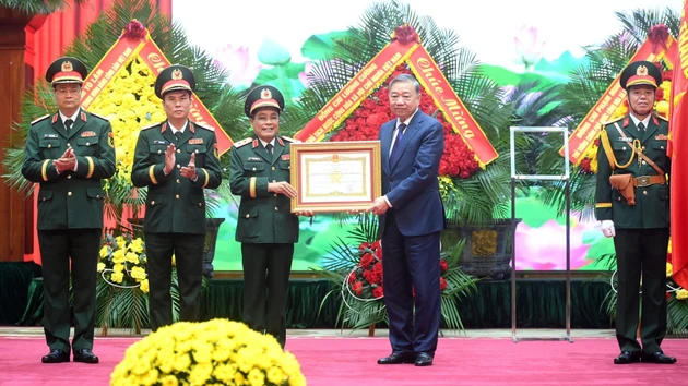 [In Pictures] Party General Secretary presents title of Hero of the People’s Armed Forces to General Department of Logistics - Technical Services