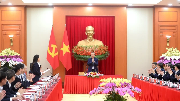 Party General Secretary To Lam chaired a working session with editorial teams on the review of 100 years of the Party’s leadership of the Vietnamese revolution and 40 years of implementing the Platform for National Construction during the transition to socialism.