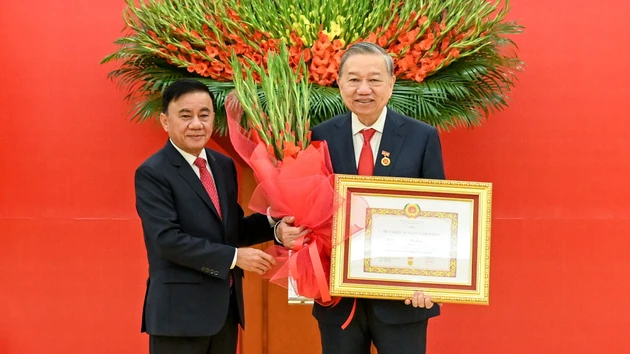 [In Pictures] The 45-year Party membership badge presented to Party General Secretary