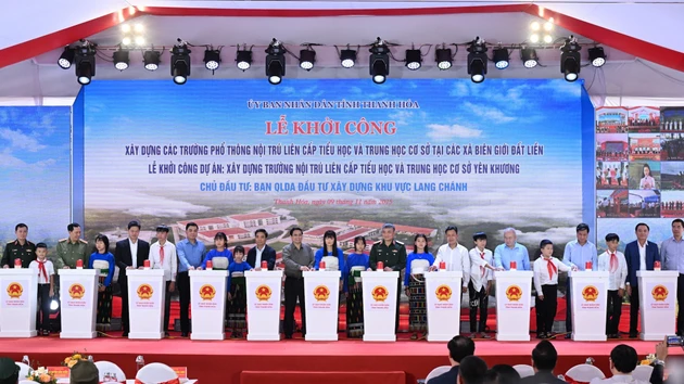 Prime Minister Pham Minh Chinh and delegates perform the groundbreaking ritual.