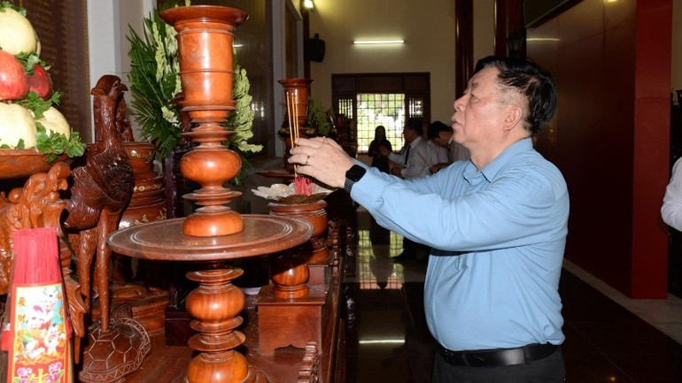 Comrade Nguyen Trong Nghia offers incense at the Go Cong Martyrs’ Temple. thaphuong2.jpg