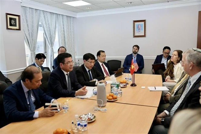 Minister of Industry and Trade Nguyen Hong Dien at the meeting with leaders of the American Apparel and Footwear Association (AAFA) and leading US textile, garment and footwear enterprises. (Photo: VNA) Minister of Industry and Trade Nguyen Hong Dien at the meeting with leaders of the American Apparel and Footwear Association (AAFA) and leading US textile, garment and footwear enterprises. (Photo: VNA)