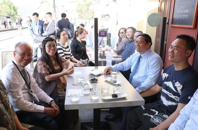 PM Pham Minh Chinh and his spouse visit the family of Vo Ba Luan - the owner of a restaurant in Nice. (Photo: VNA) PM Pham Minh Chinh and his spouse visit the family of Vo Ba Luan - the owner of a restaurant in Nice. (Photo: VNA)