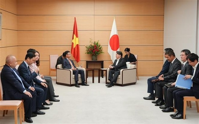 Deputy Prime Minister Le Thanh Long (L) meets with Chief Cabinet Secretary Hayashi Yoshimasa. (Photo: VNA) Deputy Prime Minister Le Thanh Long (L) meets with Chief Cabinet Secretary Hayashi Yoshimasa. (Photo: VNA)