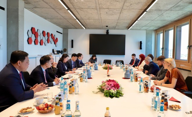 At a meeting with Chair of the Executive Board of the Rosa Luxemburg Foundation (RLS) Prof. Heinz Bierbaum (Photo: VNA) At a meeting with Chair of the Executive Board of the Rosa Luxemburg Foundation (RLS) Prof. Heinz Bierbaum (Photo: VNA)