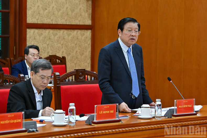 Head of the PCC’s Internal Affairs Commission Phan Dinh Trac addresses the meeting.