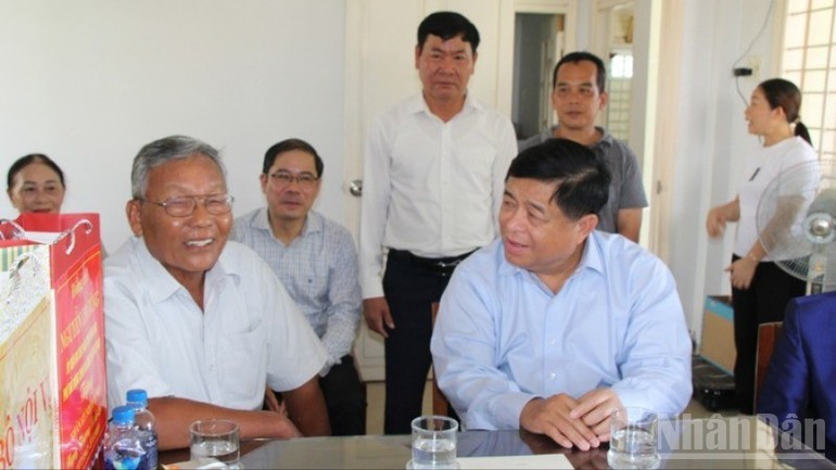Deputy Prime Minister Nguyen Chi Dung visits Nguyen Quang Vinh, a wounded veteran and revolutionary imprisoned during the war. tang2.jpg