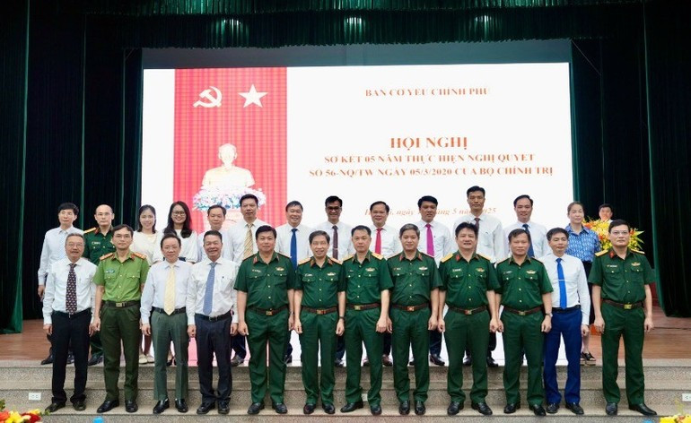 Leaders of the Government Cipher Committee pose for a photo with delegates attending the conference reviewing five years of implementing Resolution No. 56. b3.jpg