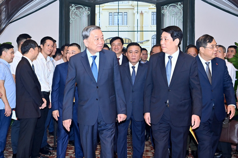 General Secretary To Lam, President Luong Cuong and delegates attend the handover ceremony. General Secretary To Lam, President Luong Cuong and delegates attend the handover ceremony.
