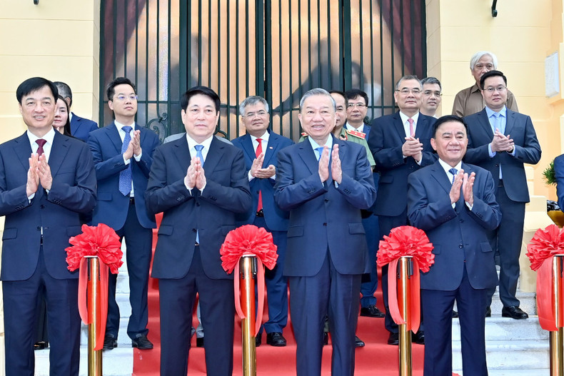 General Secretary To Lam, President Luong Cuong and senior leaders conduct the handover ceremony of the Presidential Office Headquarters. General Secretary To Lam, President Luong Cuong and senior leaders conduct the handover ceremony of the Presidential Office Headquarters.
