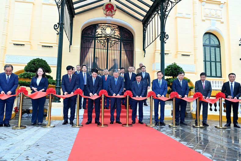 General Secretary To Lam, President Luong Cuong and delegates carry out the formal handover of the Presidential Office Headquarters. General Secretary To Lam, President Luong Cuong and delegates carry out the formal handover of the Presidential Office Headquarters.