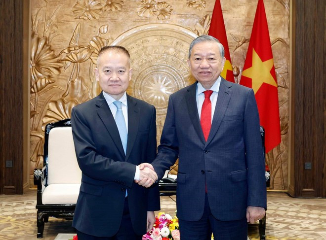 General Secretary of the Communist Party of Viet Nam Central Committee To Lam (R) receives Liu Haixing, Member of the Communist Party of China (CPC) Central Committee and head of its International Department (Photo: VNA)