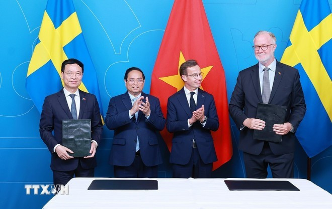 Prime Minister Pham Minh Chinh and Swedish Prime Minister Ulf Kristersson witness the signing of a Strategic Partnership Agreement on cooperation in science, technology, innovation and digital transformation between the Vietnamese Ministry of Science and Technology and the Ministry of Foreign Affairs of Sweden. (Photo: VNA) Prime Minister Pham Minh Chinh and Swedish Prime Minister Ulf Kristersson witness the signing of a Strategic Partnership Agreement on cooperation in science, technology, innovation and digital transformation between the Vietnamese Ministry of Science and Technology and the Ministry of Foreign Affairs of Sweden. (Photo: VNA)