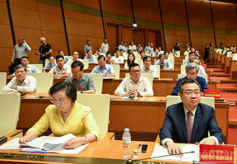 Members of the Party Central Committee, leaders of ministries and sectors, and delegates follow the thematic reports delivered by the leaders.