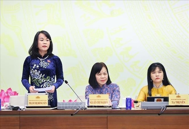 Pham Thi Hong Yen, a full-time deputy serving at the National Assembly’s Committee for Economic and Financial Affairs, speaks at the press conference (Photo: VNA)